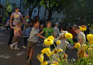 Dzieci z grupy IV tańczą w kole